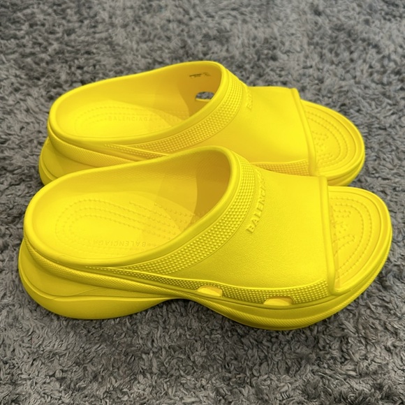 Balenciaga POOL CROCS SLIDE SANDAL Wm40/10 pre-owned. (Authentic) - Picture 2 of 8